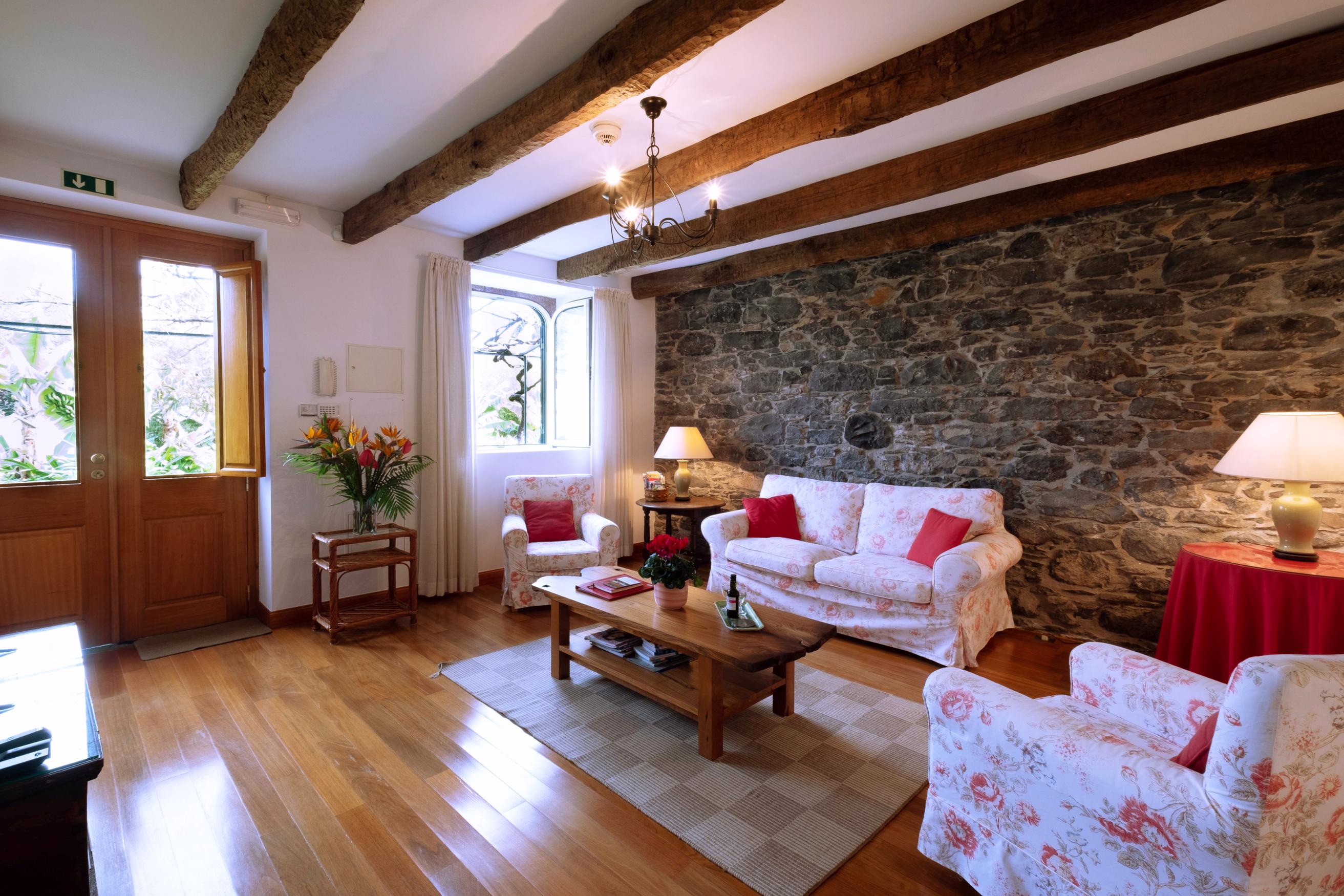 Charming restored stone cottage in Funchal centre – Loja da Lenha 2