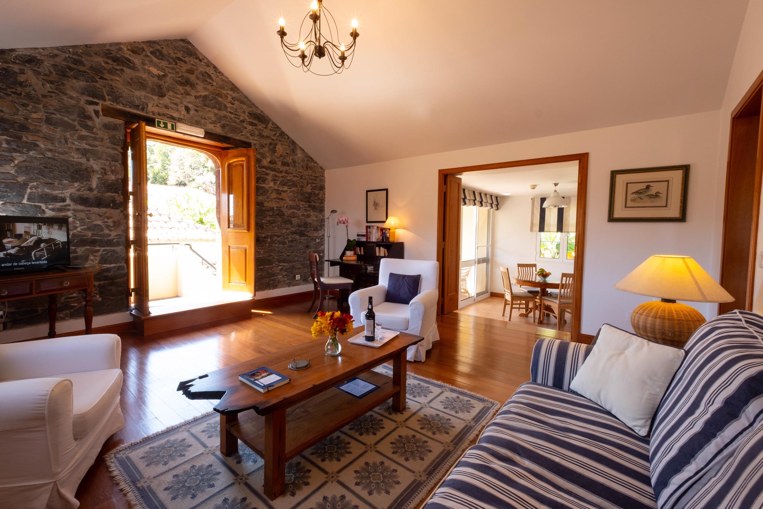 Charming restored stone cottage in Funchal centre – Casa do Feitor 4