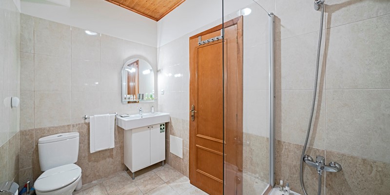6 Our Madeira Apt Taberna Penthouse Bathroom