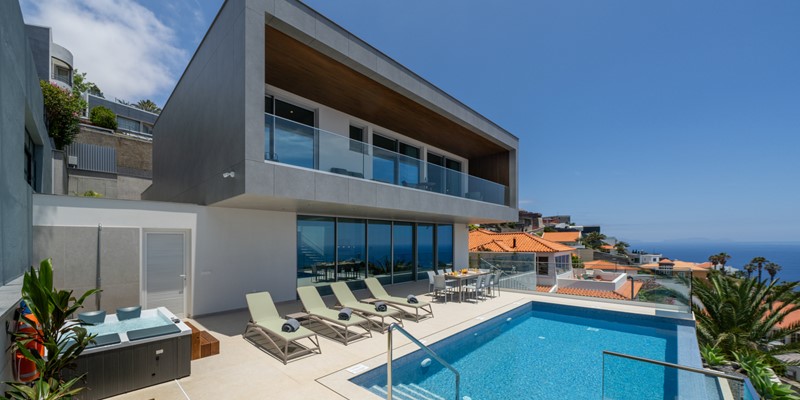 The Grand Facade Infinity Pool And Jacuzzi With Sea Views At Villa Grandview Cristo Rei By Ourmadeira