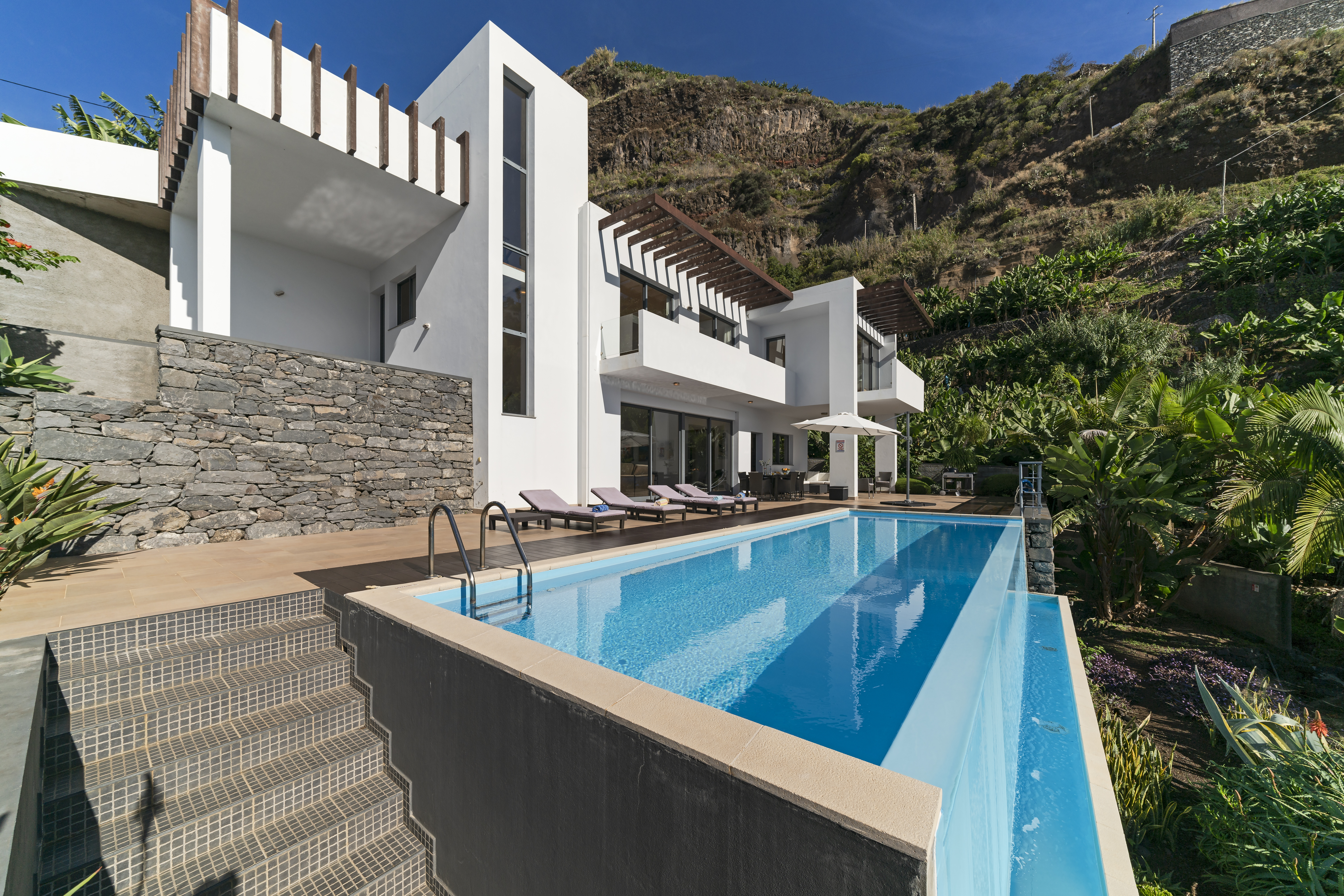 Contemporary villa  heated infinity pool  sea views The 