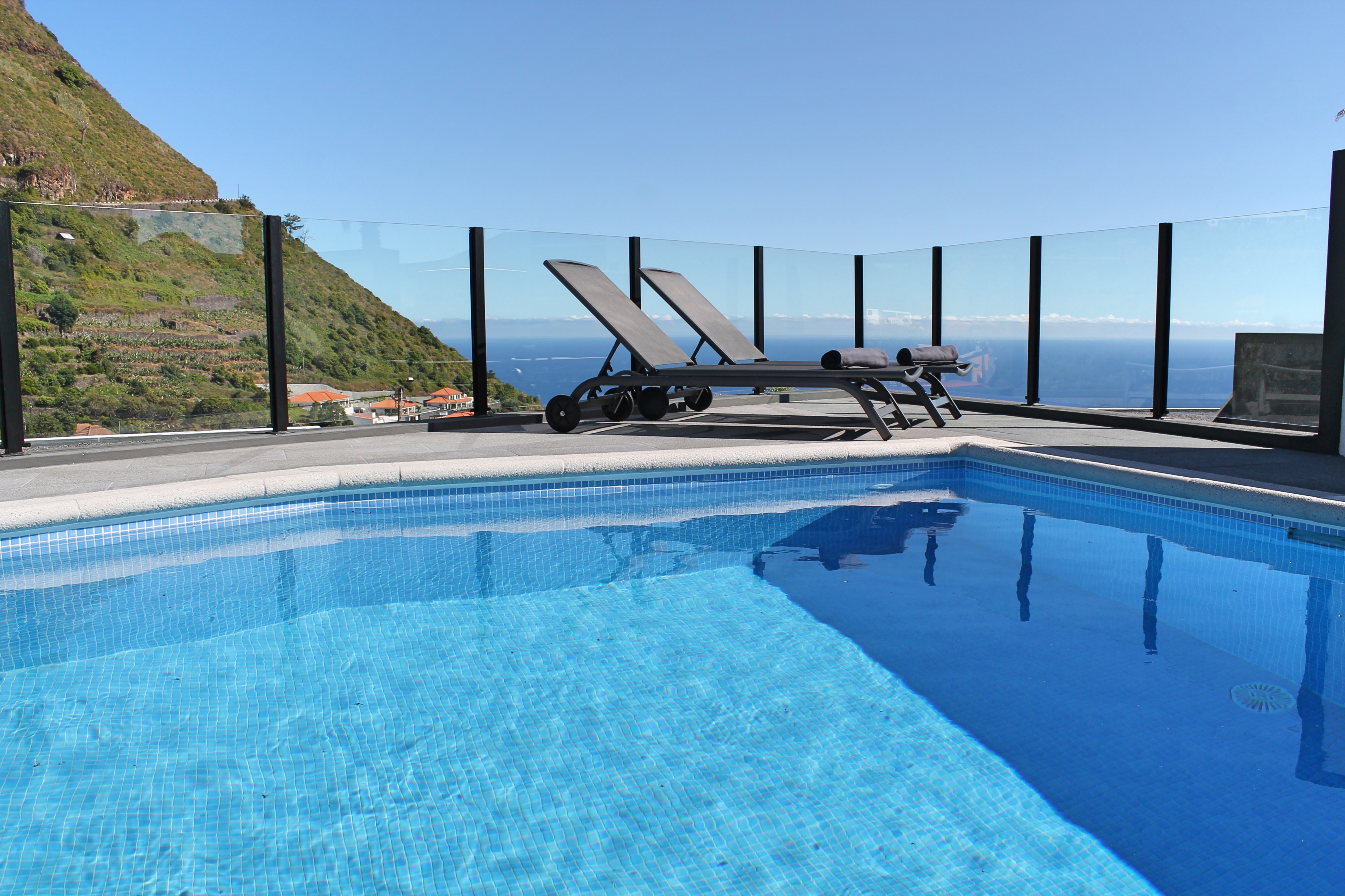 Beautiful modern villa, A/C, heated pool, sea-view | Calheta Charm 1